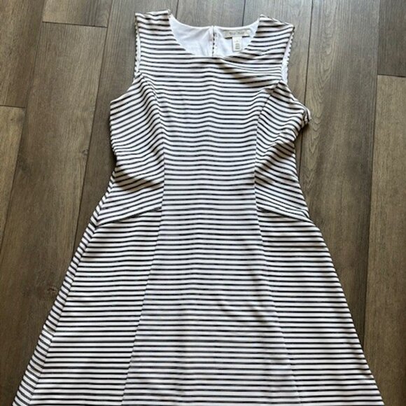 Sleeveless, fit & flare silhouette women's dress size 6, knee length. - Picture 1 of 6